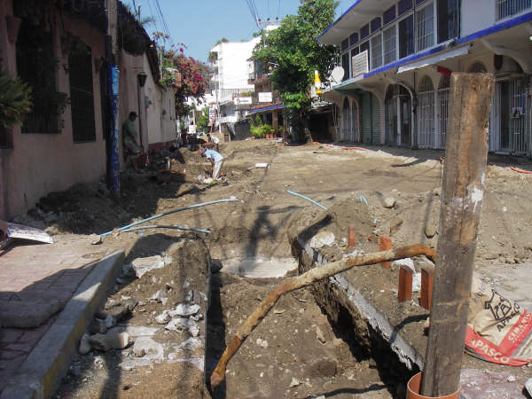 Street repairs on Juan N. Alvarez in Zihuatanejo Street repairs on Juan N. Alvarez in Zihuatanejo