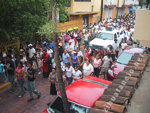 Procesi�n en la calle la ma�ana de Viernes Santo 2005
